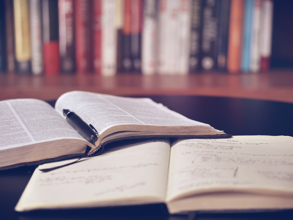 Glossaire toponymique manuscrit ouvert sur une table de cartographe